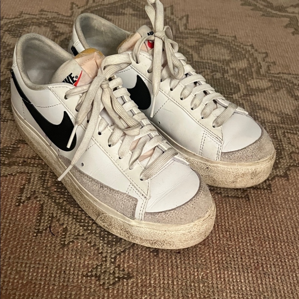 Nike White Leather Sneakers with Black Swoosh Gently Worn Size 7